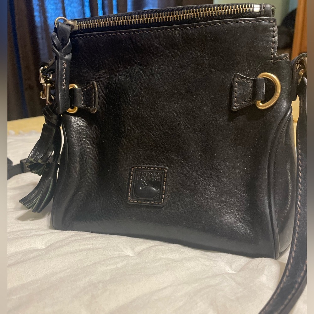 Dooney & Bourke black pebble grain crossbody bag.